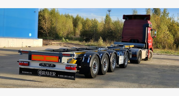 Полуприцеп-контейнеровоз BRAVER BK-440D — задний боковой вид с тягачом